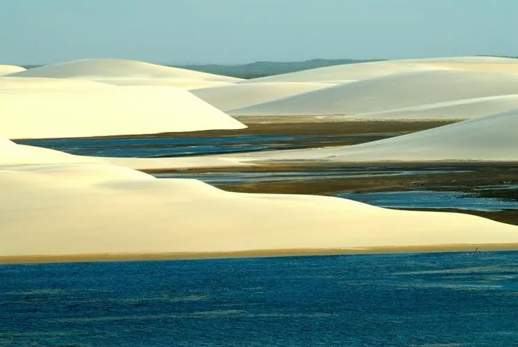 Vista aérea das dunas dos Lençóis Maranhenses com lagoas de água verde entre elas