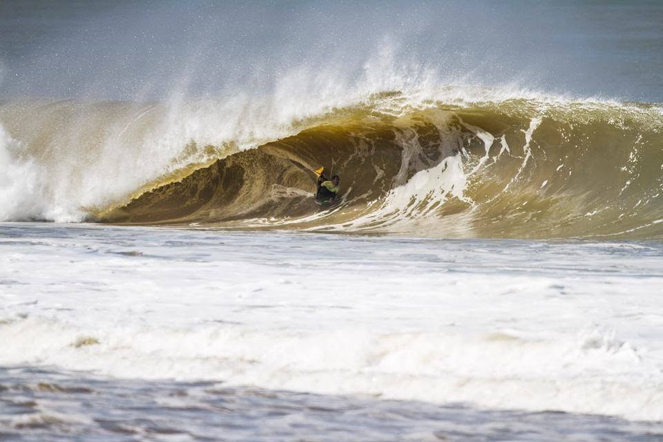 O bodyboarder Helliton Loureiro dentro de um tubo grande em Regência, na foz do Rio Doce