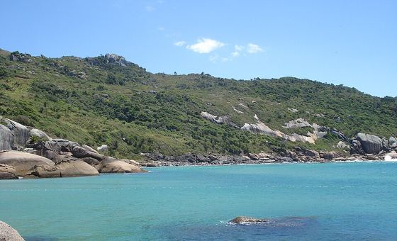Praia do Gravatá, entre costões, no leste de Florianópolis
