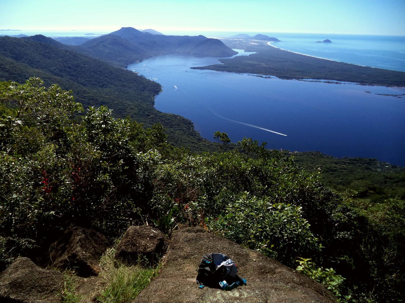 Vista do alto da travessia Monte Verde, em Florianópolis, sobre a Lagoa da Conceição, com as dunas e o mar ao fundo