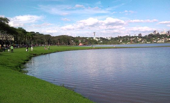 Vista do rio Barigui, em Curitiba